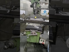 A fresadora processa moldes de plástico