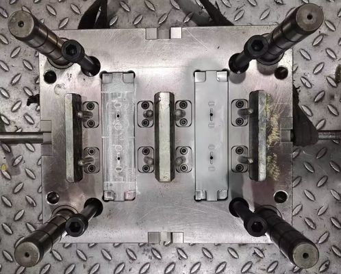 As peças plásticas da elevada precisão pontual da modelação por injeção da precisão da porta moldam