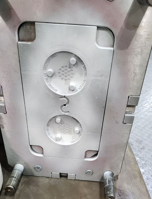 Modificar o molde e combinar as partes de plástico para o molde