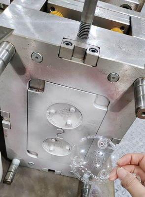 Modificar o molde e combinar as partes de plástico para o molde