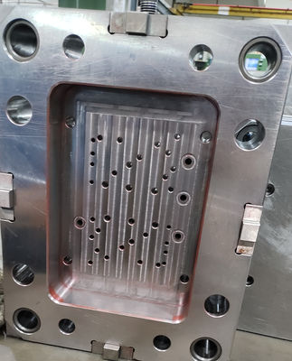 Alcançar uma temperatura de molde ideal com solução de moldagem por injecção